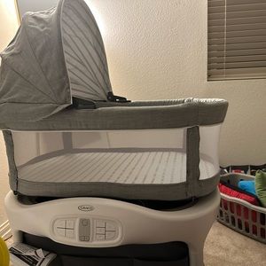 Graco sense2snooze bassinet with cry detection technology. Gray and white .
